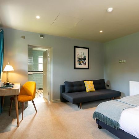 The Cowdray Arms Bed & Breakfast Worth  Exterior foto