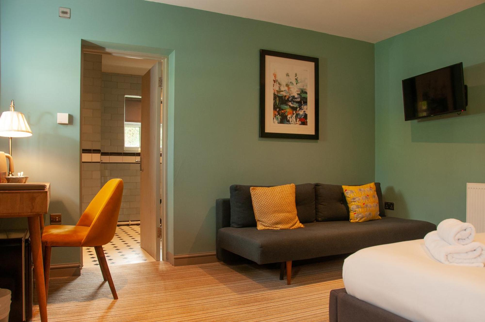 The Cowdray Arms Bed & Breakfast Worth  Exterior foto