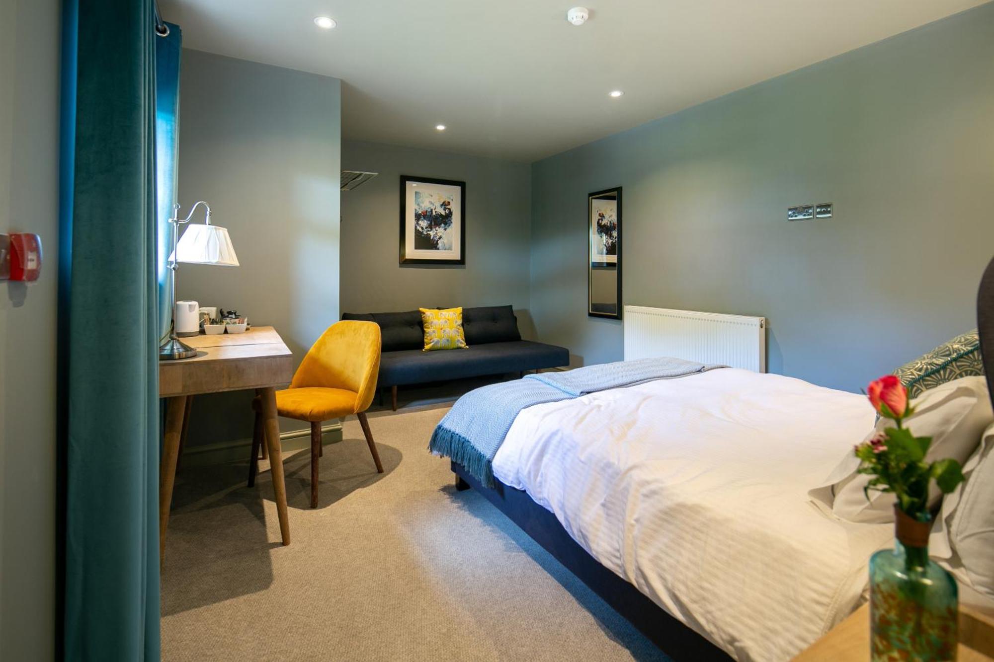 The Cowdray Arms Bed & Breakfast Worth  Exterior foto