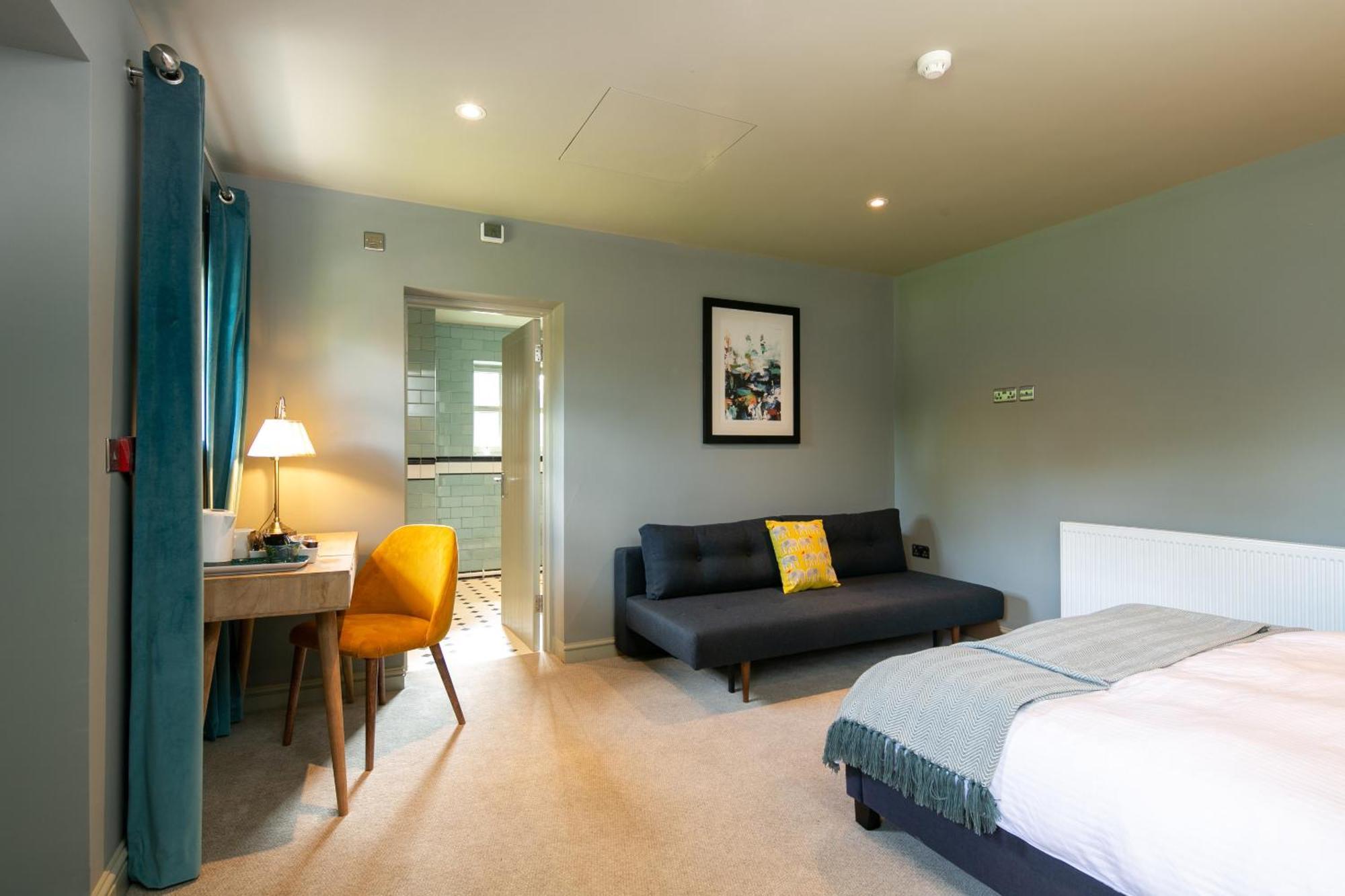 The Cowdray Arms Bed & Breakfast Worth  Exterior foto