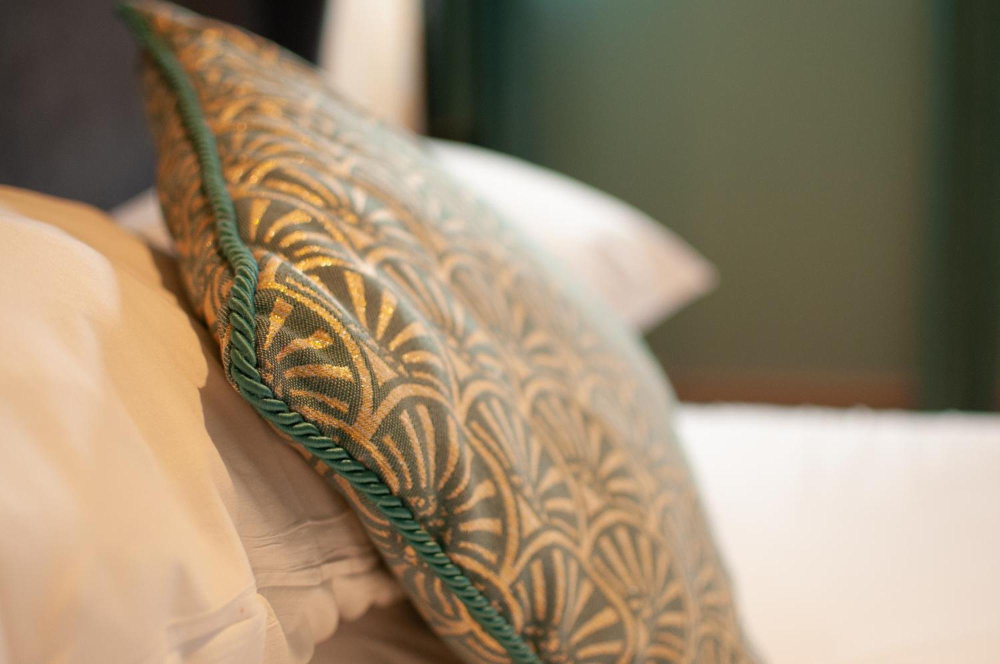 The Cowdray Arms Bed & Breakfast Worth  Exterior foto
