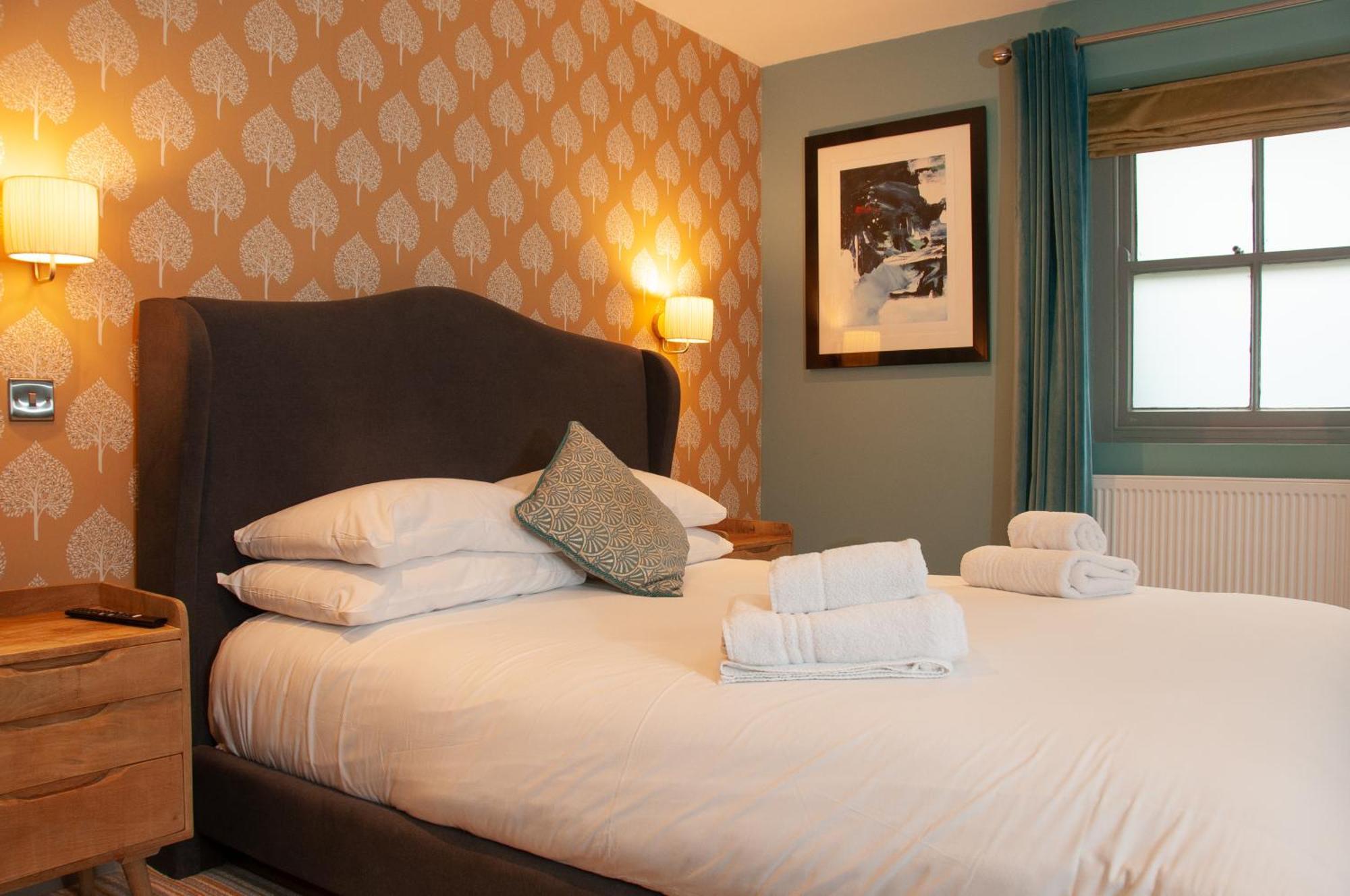 The Cowdray Arms Bed & Breakfast Worth  Exterior foto