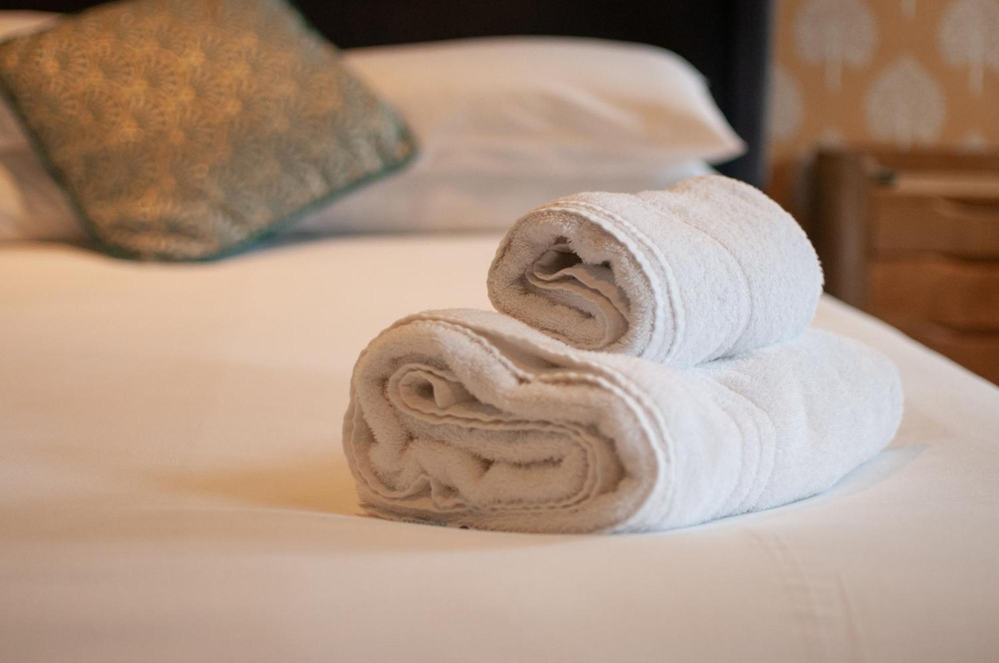 The Cowdray Arms Bed & Breakfast Worth  Exterior foto