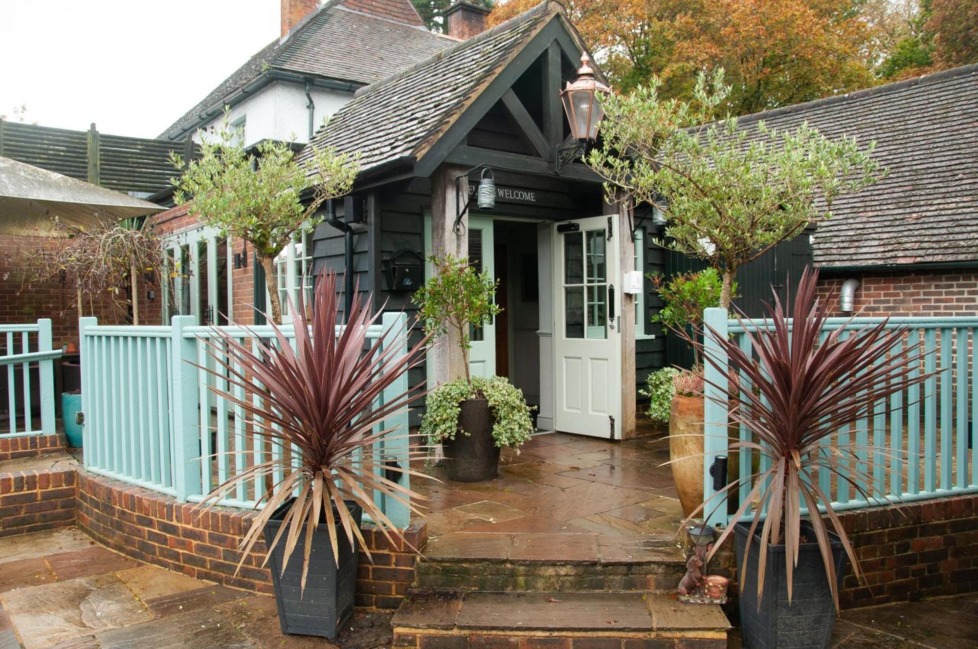 The Cowdray Arms Bed & Breakfast Worth  Exterior foto